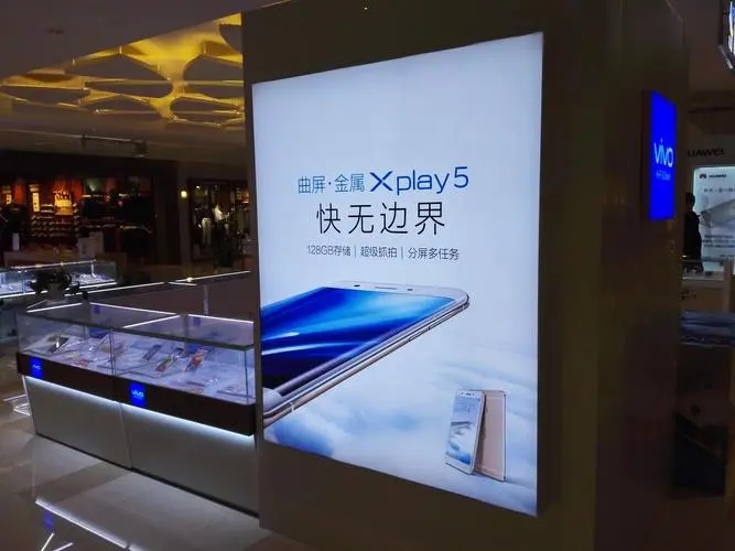 成都广告公司拉布灯箱的亮度与哪些方面有关？
